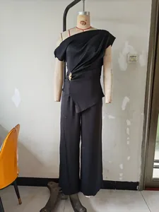 Vollansicht von schwarzem schulterfreiem Top und weitem Hosenset auf einer Schaufensterpuppe