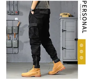 Detailansicht der schwarzen Techwear-Cargohose mit mehreren Taschen und Reißverschlüssen