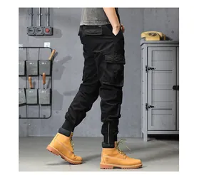 Detailansicht der schwarzen Mehrzweck-Cargohose für Herren mit elastischen Bündchen