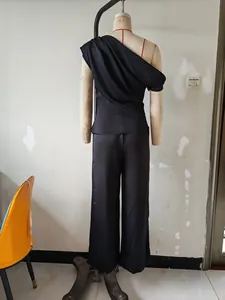 Rückansicht von einem elegantem schwarzem One-Shoulder-Top und passender Weithose Set