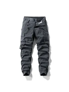 Vue de dessus professionnelle d'un pantalon cargo gris foncé pour homme sur fond blanc.