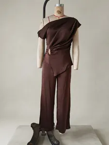 Elegantes braunes Satin-Set mit One-Shoulder-Top und passender weiter Hose auf einer Schneiderpuppe