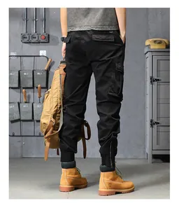 Rückansicht schwarzer Cargo-Jogginghose für Herren mit Taschen und Knöchel-Zippern