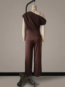 Rückansicht von braunem schulterfreiem Top und Hose mit weitem Bein Set-Detail