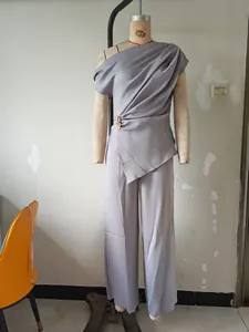 Detail von grauem schulterfreiem Top und weit geschnittener Hose im modischen Set