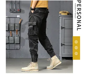 Detailansicht der schwarzen Cargo-Jogginghose für Herren mit mehreren Taschen und Reißverschluss