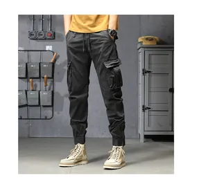 Detailansicht der dunkelgrauen Cargo-Jogginghose mit mehreren Taschen und Kordelzug.