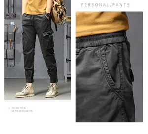 Detailansicht der gewaschenen Cargo-Hose für Herren mit Stoffstruktur und Bunddetails