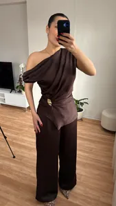 Detailansicht des modischen schokoladenbraunen Ein-Schulter-Tops und Hosen-Sets