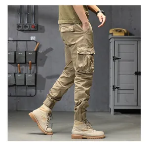 Seitenansicht der robusten Khaki-Cargo-Jogginghose für Herren mit vielen Taschen
