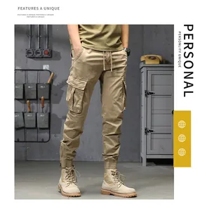 Khakifarbene Herren-Cargohose mit mehreren Taschen und elastischen Bündchen im Detail