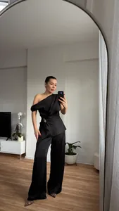 Elegantes schwarzes Set aus One-Shoulder-Oberteil und Hose mit weitem Bein für Damen