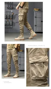Detailansicht der khakifarbenen Cargohose mit mehreren Taschen und taktischem Jogger-Stil