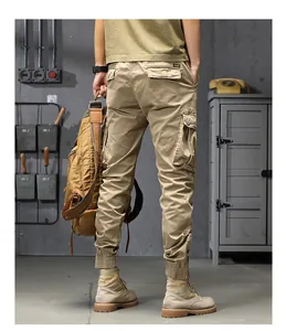 Rückansicht von khakifarbenen Cargo-Hosen für Herren mit Multi-Taschen und schmalem Saum