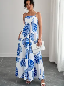 Elegantes weiß-blaues Maxikleid mit Muscheldruck und dünnen Trägern in der Detailansicht