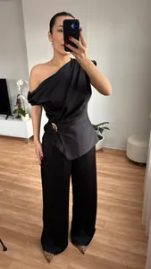Elegantes schwarzes ärmelloses One-Shoulder-Top und weit geschnittene Hose im Set für Damen