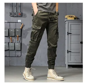 Detailansicht der olivgrünen Herren-Cargohose mit Multi-Taschen und Reißverschluss-Säumen