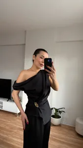 Elegantes schwarzes Set aus schulterfreiem Top und langer Hose für eine schlanke Silhouette
