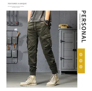 Detailansicht der olivgrünen Cargo-Jogginghose für Herren mit praktischem Multi-Taschen-Design