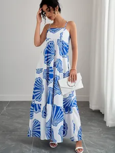 Lässiges weißes gestuftes Maxikleid mit Spaghettiträgern und blauem Muschelprint
