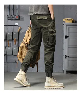 Detailansicht der gefütterten Herren-Cargohose in Olivgrün mit praktischen Taschen.