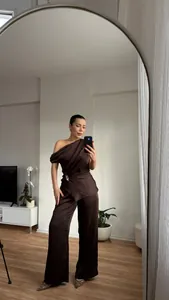 Elegantes braunes Set mit schulterfreiem Oberteil und weit geschnittener Hose