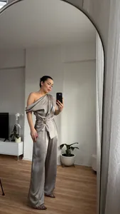 Silbernes Satin-Set mit One-Shoulder-Top und weitem Bein, elegantes zweiteiliges Outfit