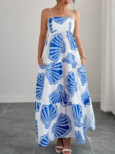 Nahaufnahme des blau-weißen Muschelmusters auf einem gestuften Sommer-Maxikleid für Damen