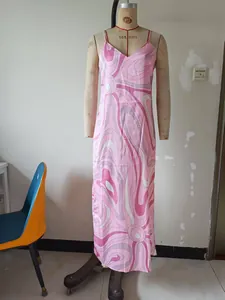 Vollansicht eines rosa Satin-Trägerkleids mit abstraktem Wirbelmuster auf einer Schaufensterpuppe