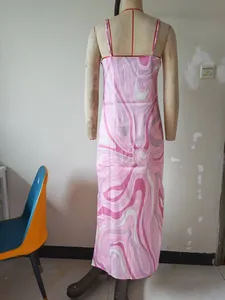 Rückansicht eines eleganten langen Satinkleids mit rosa abstraktem Wirbelmuster für Damen