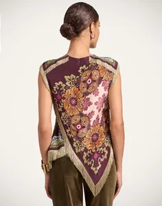 Achteraanzicht van vintage bloemen top zonder mouwen met onregelmatige franjezoom