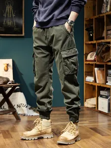 Olivegrüne Cargo-Hose für Herren mit mehreren Taschen und elastischem Kordelzug am Bund