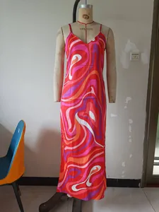 Satin-Trägerkleid mit lebhaftem Psychedelic-Wirbelmuster und Seitenschlitz