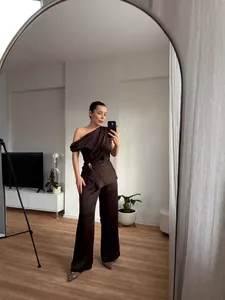 Elegantes dunkelbraunes One-Shoulder-Top und passende Hose mit weitem Bein Mode-Set