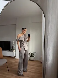 Elegantes metallgraues zweiteiliges Set mit One-Shoulder-Top und weit geschnittener Hose