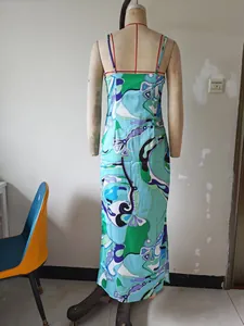 Detailansicht der Rückseite eines bunten Satin-Slipkleides mit Blumenmuster und Schlitz
