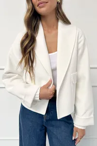 Elegante witte korte wollen jas met reverskraag en geribbelde manchetten op model