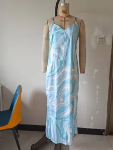 Detail eines hellblau-weiß bedruckten Satin-Unterkleids auf einer Schaufensterpuppe