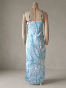 Detailansicht der Rückseite eines hellblauen Satin-Maxikleids mit Wellenmuster auf Torso.