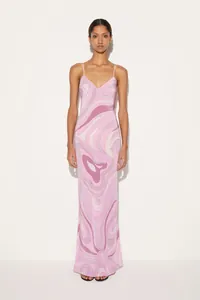Vollansicht eines eleganten rosa Satin-Maxikleids mit abstraktem Marmordruck auf Modell