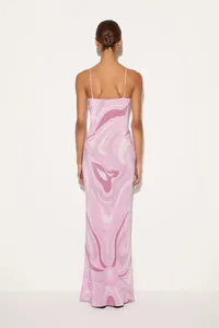 Detaillierte Rückansicht eines eleganten Maxikleids aus Satin mit rosa Marmordruck