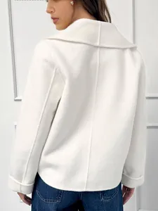 Achteraanzicht van een elegante witte korte wollen jas met revers en mooie siernaden