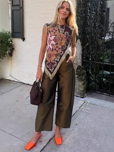 Retro mouwloze top met onregelmatige franjes en een vintage bloemenprint patroon
