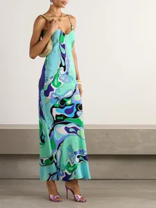 Detailansicht des lebhaften psychedelischen Drucks auf einem Satin-Maxikleid