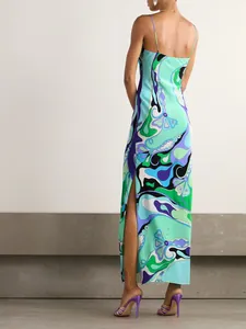 Elegante Rückansicht eines bedruckten Satin-Maxikleides mit verführerischem Seitenschlitz.