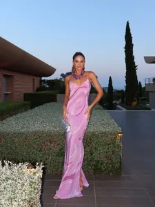 Vollansicht eines rosa bedruckten Satin-Slipkleids mit elegantem Seitenschlitz