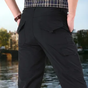 Schwarze schnelltrocknende Outdoor-Wanderhose für Herren mit praktischen Taschen