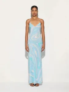 Elegantes Maxi-Satin-Trägerkleid in Hellblau mit abstraktem Marmordruck und V-Ausschnitt