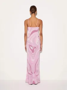 Rückansicht eines eleganten rosa Satin-Maxikleids mit Marmorprint und schmalen Trägern.