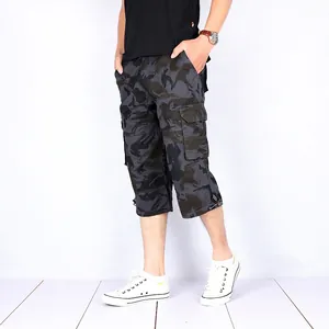 Detailansicht der schwarzen und grauen Herren Camouflage Cargo 3/4-Hose mit Seitentaschen